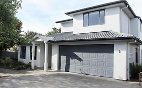 Stylish Havelock Retreat With Spa & 5 Min Walk To Village